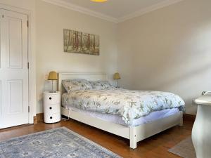 Postel nebo postele na pokoji v ubytování Cottage 430 - Roundstone
