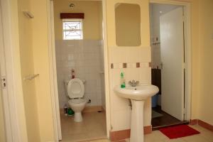 Koupelna v ubytování Zoe Homes 3br Mansionette Own Compound Kericho town near Green Square mall