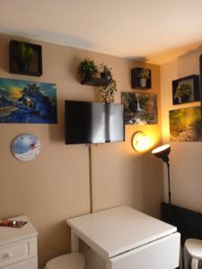 Cette chambre dispose d'une télévision murale. dans l'établissement Résidences de Mélisa La Foux d'Allos, à La Foux