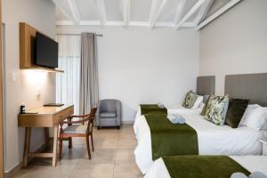 克萊克斯多普的住宿－Villa Gracia Guesthouse，酒店客房配有两张床和一张书桌