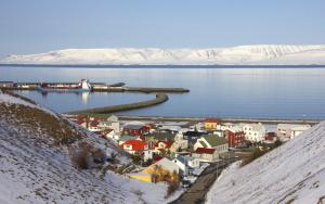 une petite ville au milieu d'une masse d'eau dans l'établissement Hotel Mikligardur, à Sauðárkrókur