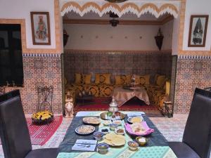 Zimmer mit Tisch und Essen drauf in der Unterkunft Riad Kanata in Marrakesch