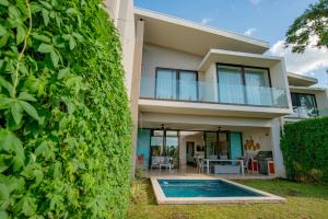 Aed väljaspool majutusasutust Aromo Townhouse with private pool Reserva Conchal