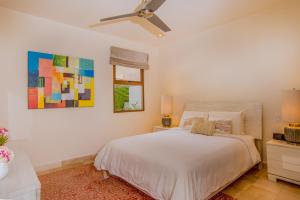 Voodi või voodid majutusasutuse Aromo Townhouse with private pool Reserva Conchal toas