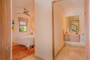 Voodi või voodid majutusasutuse Aromo Townhouse with private pool Reserva Conchal toas