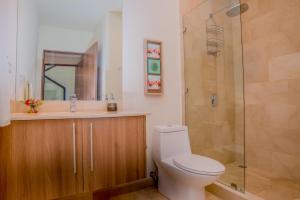 Vannituba majutusasutuses Aromo Townhouse with private pool Reserva Conchal