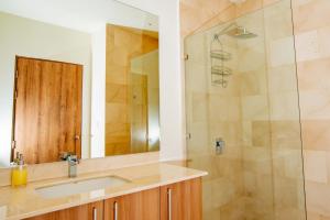 Vannituba majutusasutuses Aromo Townhouse with private pool Reserva Conchal