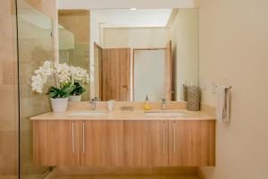 Vannituba majutusasutuses Aromo Townhouse with private pool Reserva Conchal