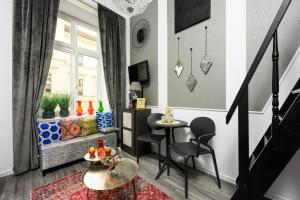 salon ze stołem i dwoma krzesłami w obiekcie Native Apartments Studencka 25 w Krakowie