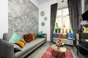salon z kanapą i stołem w obiekcie Native Apartments Studencka 25 w Krakowie