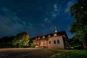 a house at night with a starry sky at Conacul Gaal Kuria in Dalnic