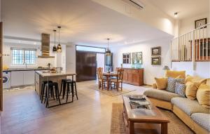 un soggiorno con divano e tavolo di Cozy Apartment In Alcaucn With Kitchenette ad Alcaucín