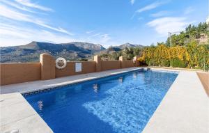 una piscina con montagne sullo sfondo di Cozy Apartment In Alcaucn With Kitchenette ad Alcaucín