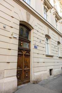 duże drewniane drzwi na boku budynku w obiekcie Native Apartments Studencka 25 w Krakowie