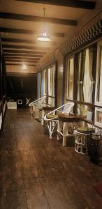 una habitación con mesas y bancos en un edificio en The Nettle and Fern Farmstay, en Pelling