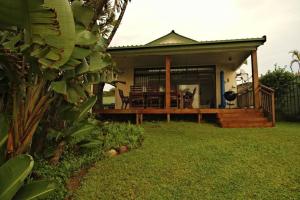 ein Haus mit einer Veranda und einer Terrasse mit einem Tisch in der Unterkunft The Sea Cottage in Marina Beach