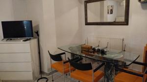 a dining room with a glass table and chairs at Asia in Alcalá de Henares