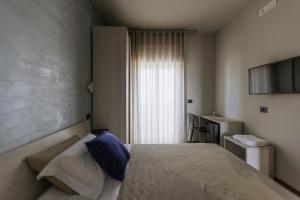 um quarto com uma cama grande e uma janela em APULIA BLUE APARTEMENTS & B&B em Bari