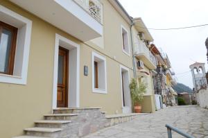 un edificio con scale sul lato di una strada di Roloi suites a Nafpaktos
