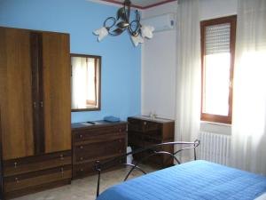 - une chambre avec un lit, une commode et un miroir dans l'établissement Casa Berti, à Spello