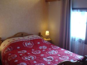 ヴァロワールにあるAppartement Valloire, 3 pièces, 4 personnes - FR-1-263-227の赤いベッドカバーとハートが備わるベッドルーム1室