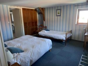 Postel nebo postele na pokoji v ubytování Hôtel des Cymaises