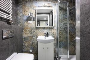 łazienka z toaletą, umywalką i prysznicem w obiekcie Native Apartments Studencka 25 w Krakowie