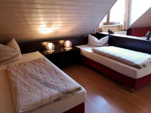 Gamburg的住宿－Gästehaus Martin，一间设有两张床和一张沙发的房间