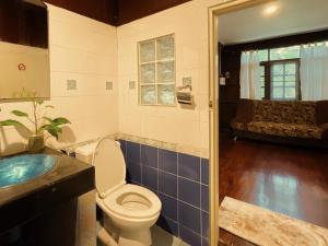 ein Badezimmer mit einem WC, einem Waschbecken und einer Badewanne in der Unterkunft วังภูไพร ฟาร์มสเตย์ in Wang Nam Khieo
