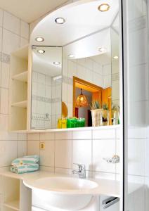 a bathroom with a sink and a mirror at Ferienwohnungen Haus "Wildschütz" in Frauenau