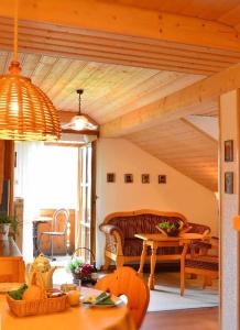 ein Wohnzimmer mit einem Sofa und einem Tisch in der Unterkunft Ferienwohnungen Haus "Wildschütz" in Frauenau
