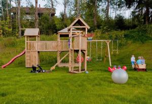 einen Kinderspielplatz mit einem Rasenspiel in der Unterkunft Ferienwohnungen Haus "Wildschütz" in Frauenau