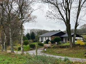 una casa blanca con techo negro en Villa med fantastisk utsikt en Båstad