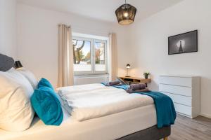 a bedroom with a large bed with a window at Modernes Apartment – 2 Boxspringbetten – Zentral in Kassel