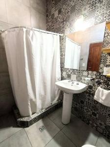 y baño con cortina de ducha y lavamanos. en Mar del plata, Ph dos ambientes amplios alquiler temporada en Mar del Plata