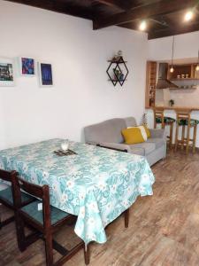 sala de estar con mesa y sofá en Mar del plata, Ph dos ambientes amplios alquiler temporada en Mar del Plata