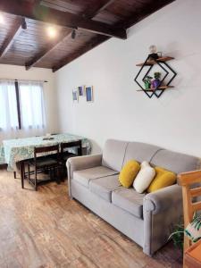 sala de estar con sofá y mesa en Mar del plata, Ph dos ambientes amplios alquiler temporada en Mar del Plata