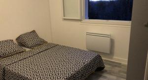 sypialnia z łóżkiem z poduszką i oknem w obiekcie villa skys France w mieście Gien