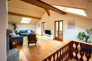 uma sala de estar com uma clarabóia em Traditional Chalet with some luxurious features em Troistorrents