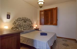 sypialnia z łóżkiem z niebieską torbą w obiekcie Amazing Apartment In Giardini Naxos w mieście Giardini Naxos