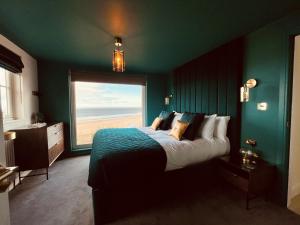 Un dormitorio con una cama grande con vista al mar. en Filey Beach House, en Filey