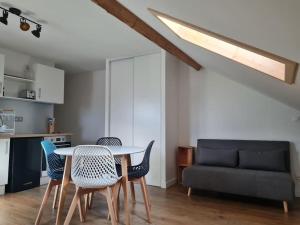 salon ze stołem, krzesłami i kanapą w obiekcie Nid douillet proche des pistes avec vue montagne w mieście Saint-Gervais-les-Bains