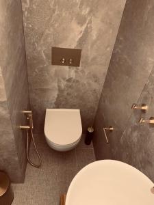 A bathroom at Smallis Apartment