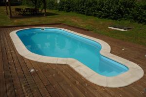 Bazén v ubytování BLUE PENSiON nebo v jeho okolí