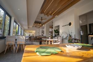 ジアロヴァにあるZoe Seaside Resortのキッチン、ダイニングルーム(テーブル、椅子付)