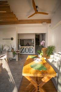 ジアロヴァにあるZoe Seaside Resortのリビングルーム(木製テーブル付)