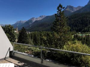desde el balcón de una casa con vistas a las montañas en Tulai G98, en Scuol
