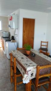 eine Küche mit einem Tisch und einem Tischtuch darauf in der Unterkunft Complejo Betesda 1 in Federación