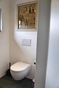 La salle de bains est pourvue de toilettes et d'une photo murale. dans l'établissement Wäller Haus - Modern villa with fireplace & large natural garden, à Breitscheid