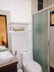uma casa de banho com um WC e um lavatório em Seabird International Resort em Boracay